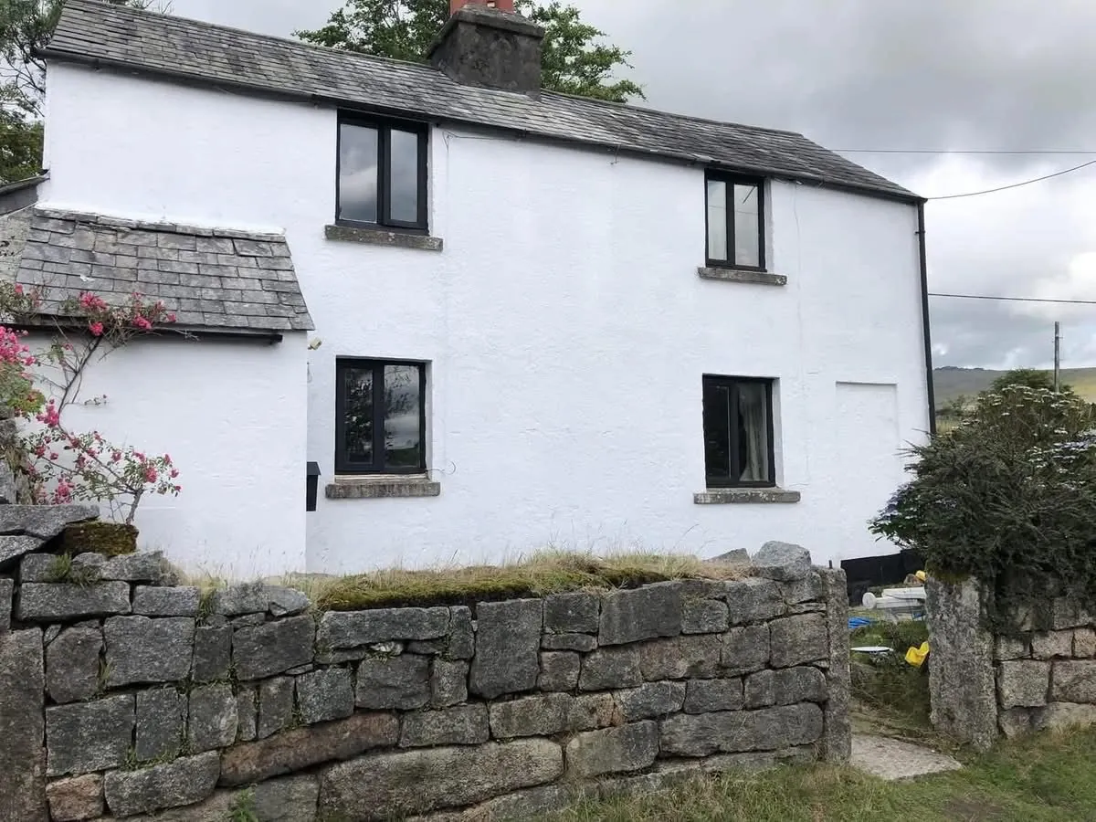 Render repair and exterior repaint of a cottage in Treverbyn